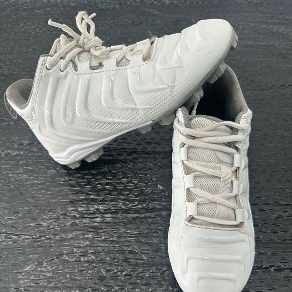 BOYS FOOTBALL CLEATS - Picture 2 of 5